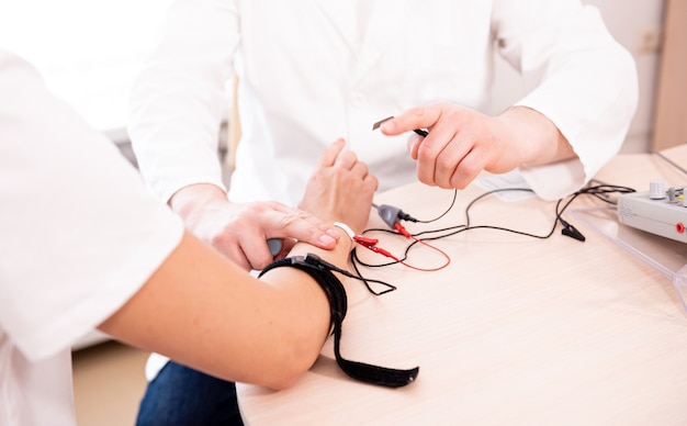 Test dei nervi del paziente mediante elettromiografia presso il centro medico