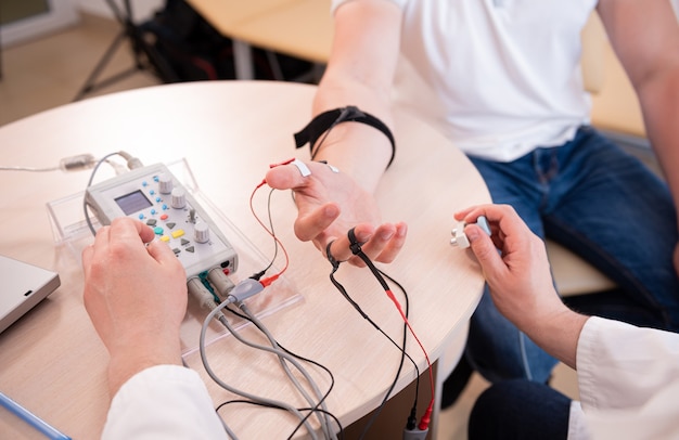 Test dei nervi del paziente mediante elettromiografia presso il centro medico