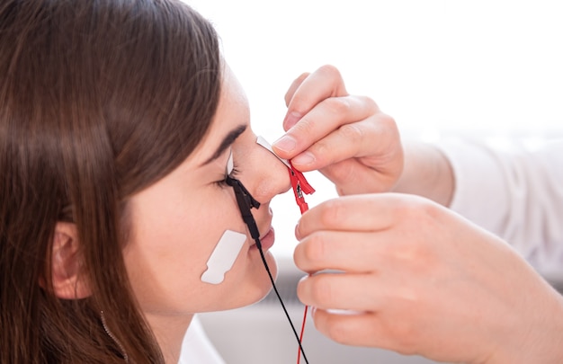 Test dei nervi del paziente mediante elettromiografia presso il centro medico