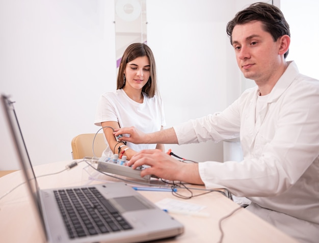 Test dei nervi del paziente mediante elettromiografia presso il centro medico