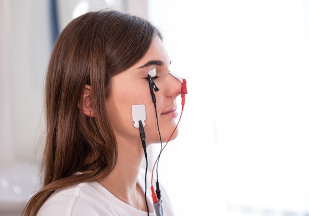 Test dei nervi del paziente mediante elettromiografia presso il centro medico