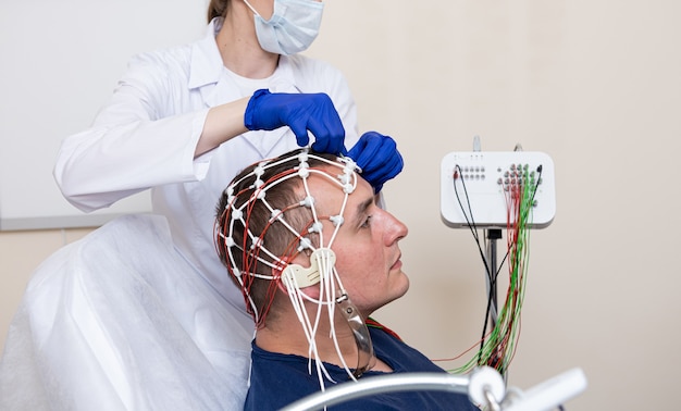 Test del cervello del paziente mediante encefalografia presso il centro medico medical