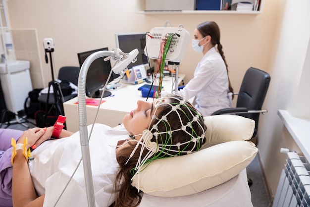 Test del cervello del paziente utilizzando l'encefalografia presso il centro medico