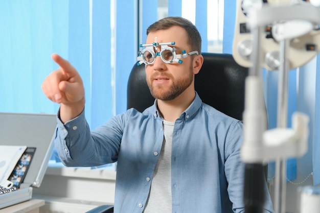 Test della vista dell'uomo adulto con lampada a fessura binoculare Controllo della retina di un primo piano dell'occhio maschile Clinica oftalmologica