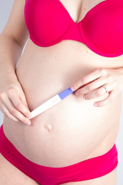 Test di gravidanza - donna felice sorpresa, risultato positivo