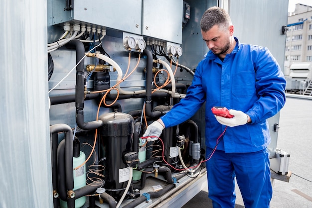 Test di resistenza dei sensori di temperatura nella sezione di mandata del raffreddamento dell'unità di ventilazione