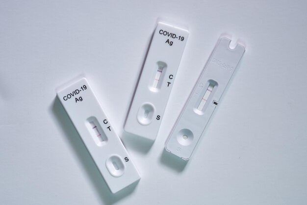 Test rapido dell'antigene COVID-19 con risultato positivo di infezione
