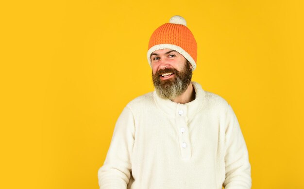 Testa con cappello caldo Accessorio stile divertente hipster emotivo maturo Hipster barbuto Bell'uomo cappello lavorato a maglia con pom pom Concetto di moda Abiti e accessori invernali Sentirsi bene Stile hipster