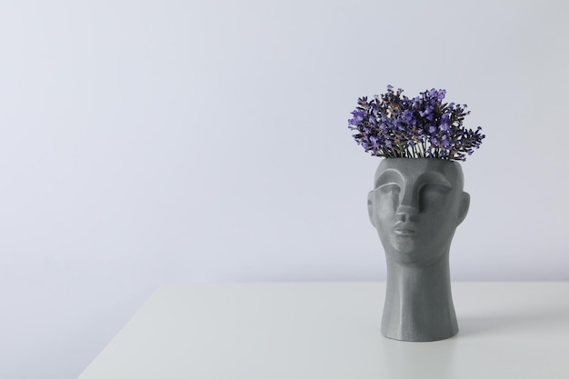 Testa decorativa con spazio di fiori di lavanda per il testo