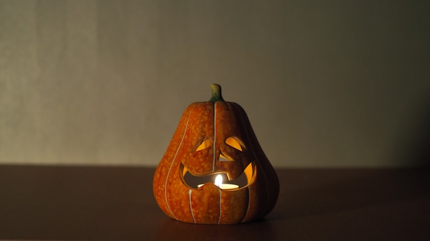 Testa della zucca di Halloween su fondo scuro Concetto del partito di Halloween.