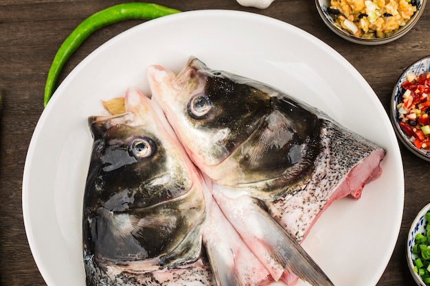 Testa di carpa argentata fresca da cuocere al vapore