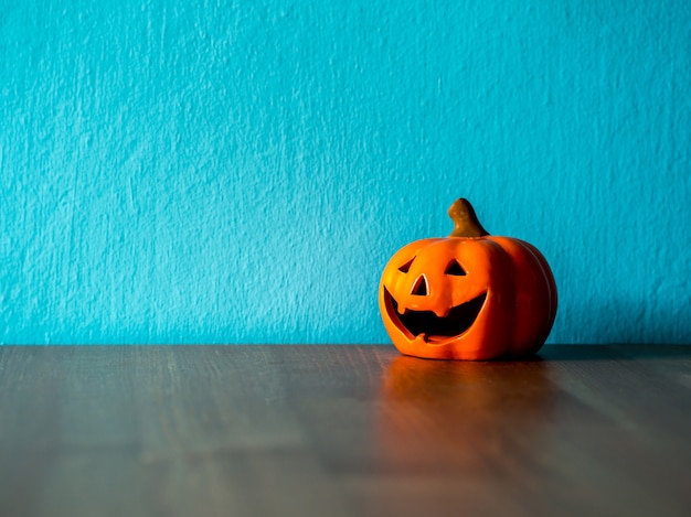 Testa di zucca di Halloween sul tavolo di legno.