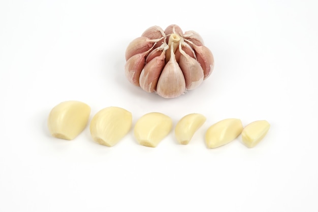 Testa e chiodi di garofano dell'aglio su bianco