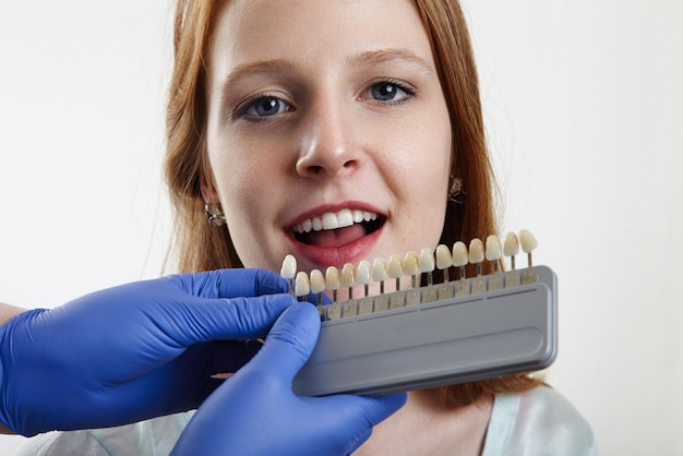 Testare il bianco dei denti di un paziente