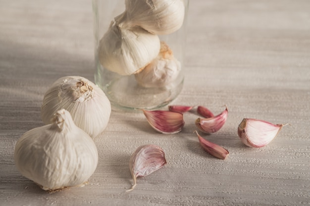 Teste d&#39;aglio e spicchi d&#39;aglio per cucinare