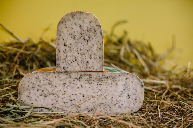 Teste di formaggio di diversi gradi e colori primo piano