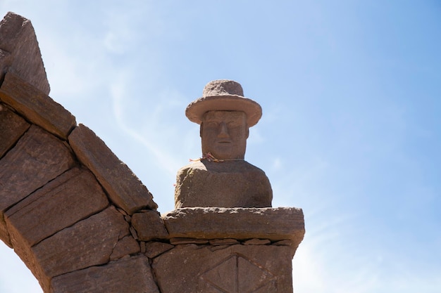 Teste di pietra scolpite negli archi dell'isola di Taquile sul lago Titicaca in Perù