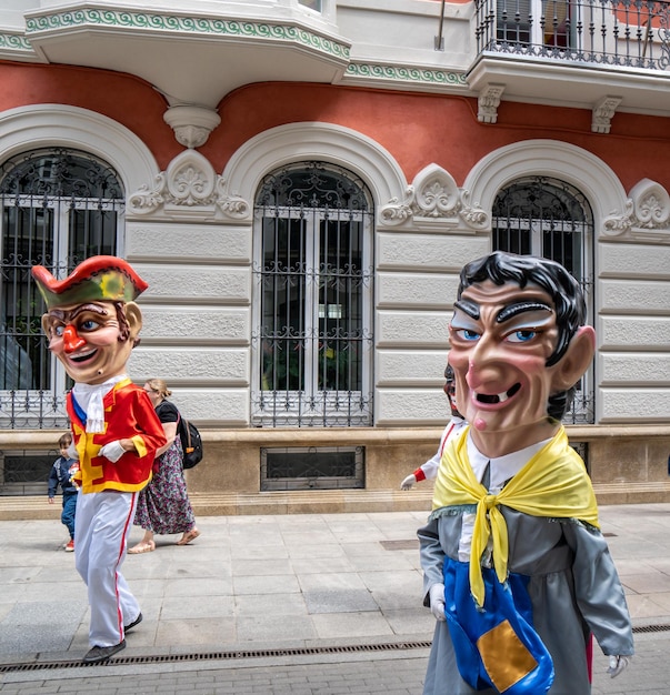 Teste e giganti danzano per le vie di pontevedra nei festeggiamenti del pellegrino