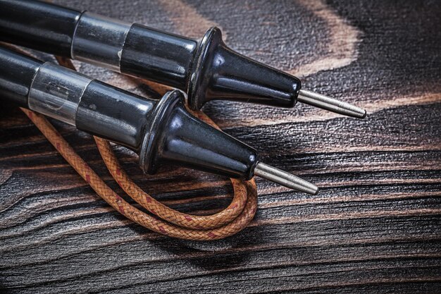 Tester elettrico antico su tavola di legno vintage concetto di elettricità