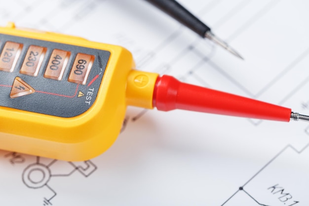 Tester giallo per l'indicazione passo passo della tensione sul circuito elettrico.