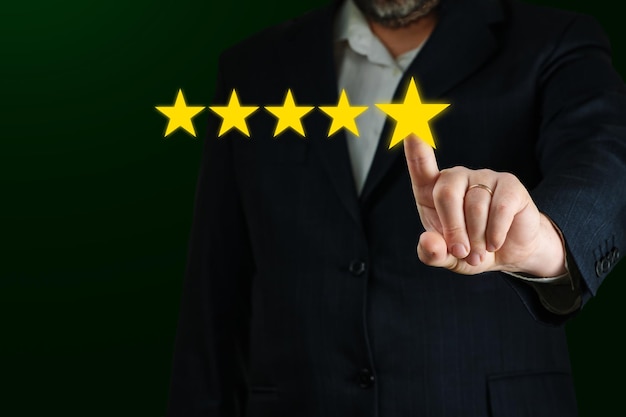 Testimonianza a cinque stelle Recensione del cliente buon concetto di valutazione mano che preme cinque stelle sullo schermo