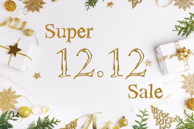 Testo 12.12 super vendita e scatole regalo d'oro su sfondo bianco. Composizione promozionale piatta.