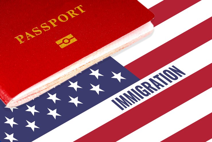Testo blu Immigrazione sopra la bandiera degli Stati Uniti