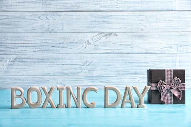 Testo BOXING DAY e confezione regalo sul tavolo