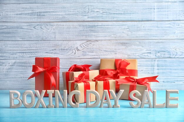 Testo BOXING DAY SALE e scatole regalo sul tavolo