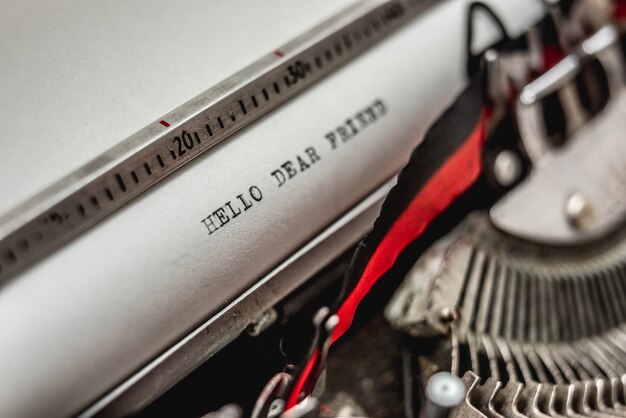 Testo Ciao caro amico in stile vecchia scuola stampato su macchina da scrivere vintage retrò