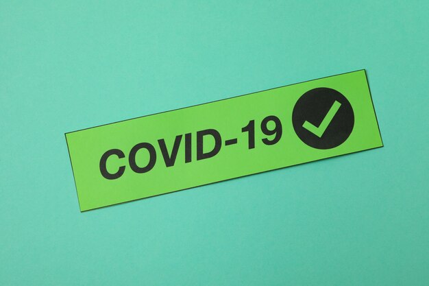 Testo Covid - 19 su sfondo menta, spazio per il testo