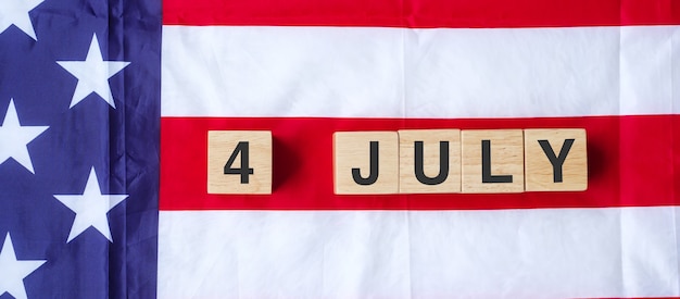 Testo del quarto di luglio sullo sfondo della bandiera degli Stati Uniti d'America. Festa degli Stati Uniti dell'indipendenza e dei concetti di celebrazione