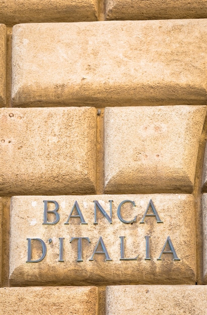 Testo della Banca d'Italia su un vecchio muro vicino all'ingresso dell'istituto a Lecce