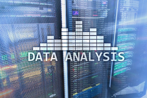 Testo di analisi dei Big Data sullo sfondo della sala server Internet e concetto di tecnologia moderna