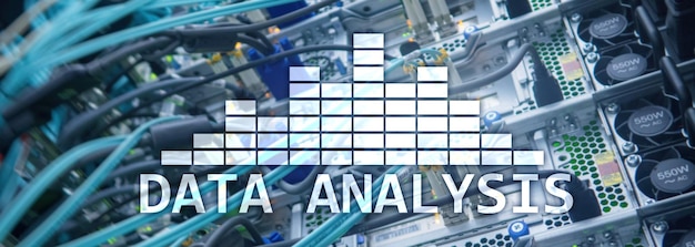 Testo di analisi dei Big Data sullo sfondo della sala server Internet e concetto di tecnologia moderna