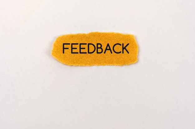 Testo di feedback su carta strappata marrone