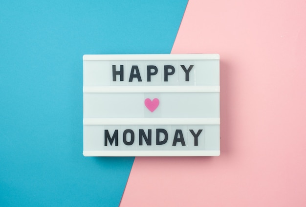 Testo di Happy Monday sul display lightbox