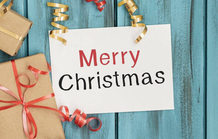 Foto testo e decorazioni natalizie: buon natale su un elegante tavolo di legno