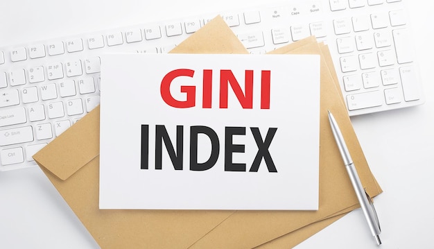 Testo GINI INDEX sulla busta sulla tastiera