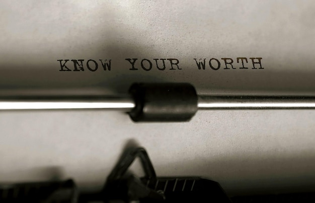 Testo Know Your Worth digitato sulla macchina da scrivere retrò