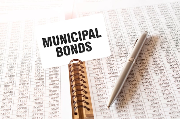 Testo obbligazioni municipali su carta carta penna documentazione finanziaria su tavolo