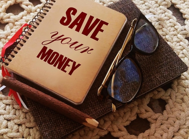 Testo Risparmia denaro sulla copertina di occhiali per notebook e penna Concetto aziendale per mantenere i tuoi risparmi in banca o in magazzino per proteggerli