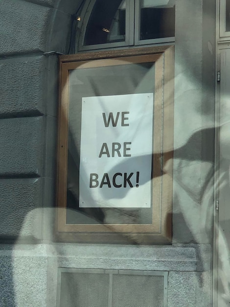 Testo su parete di vetro