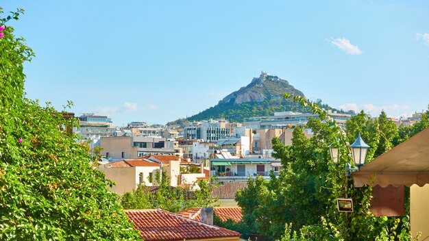 Tetti del distretto di Plaka e della collina di Lycabettus ad Atene, Grecia - Paesaggio urbano panoramico