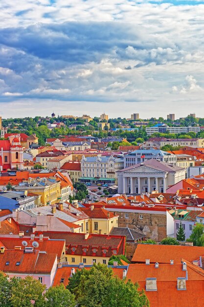 Tetti della città vecchia e del municipio di Vilnius, Lituania