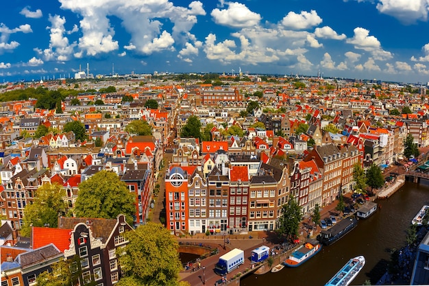 Tetti e facciate di Amsterdam. Vista della città dal campanile della chiesa Westerkerk, Olanda, Paesi Bassi.