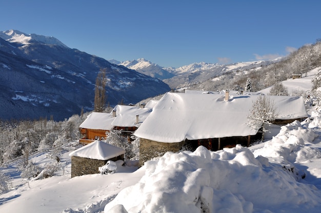 Tetti innevati nel villaggio