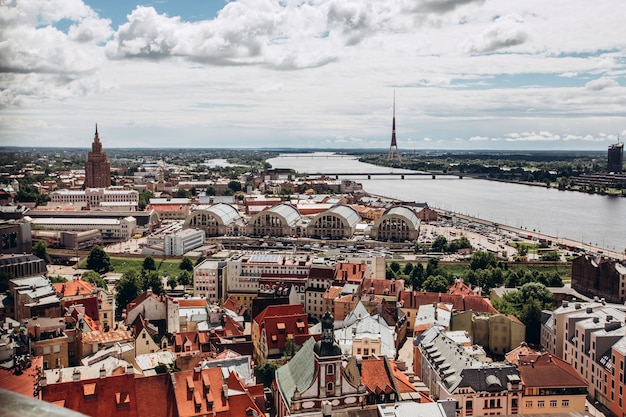 Tetti rossi della vecchia Riga. Paesaggio urbano di Riga in una giornata di sole estivo. Vista aerea della città della città vecchia con la Cattedrale Dome e il fiume Daugava nella città di Riga, in Lettonia