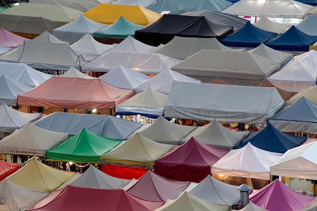Tetto a colori misti del gruppo di negozi di tende realizzato in stoffa di un mercato notturno