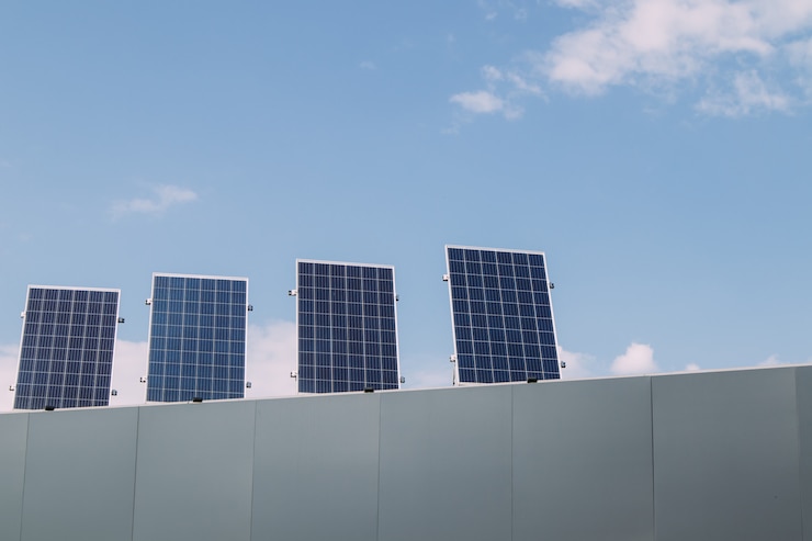 Tetto a pannelli solari. Energia verde, energia alternativa rinnovabile